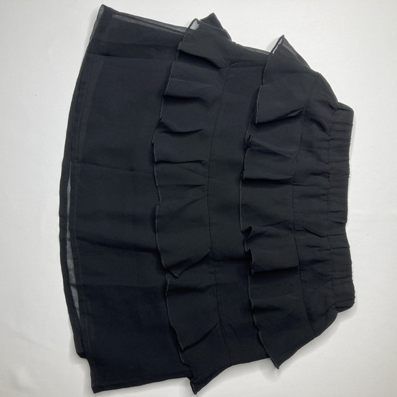 PrettyLittleThing Black Textured Woven Tiered Mini Skirt Size 4 - Picture 2 of 7